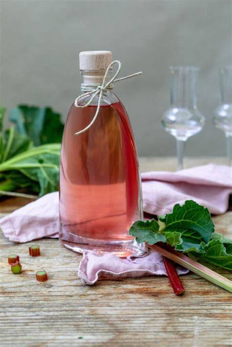 Dekorierte Fläschchen mit Karamellsirup und Geschenkband
