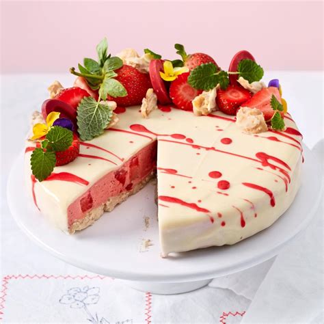 Dekorierte Götterspeise mit Mangoblüte und weißer Schokolade