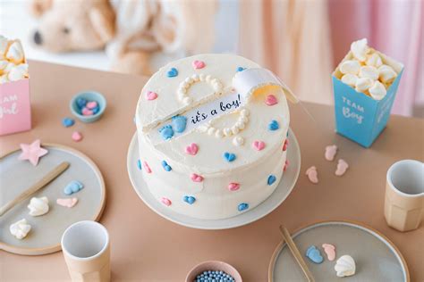 Dekorierte Gender Reveal Torte mit Cake Topper und Streuseln