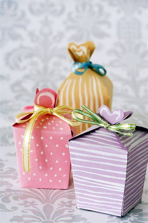 Dekorierte Geschenke und selbstgemachte Geschenkverpackungen