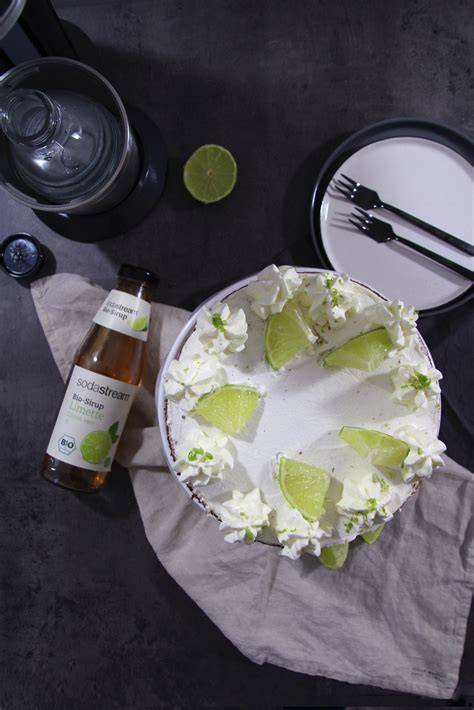 Dekorierte Gin Tonic Torte mit Kräutern und Limetten