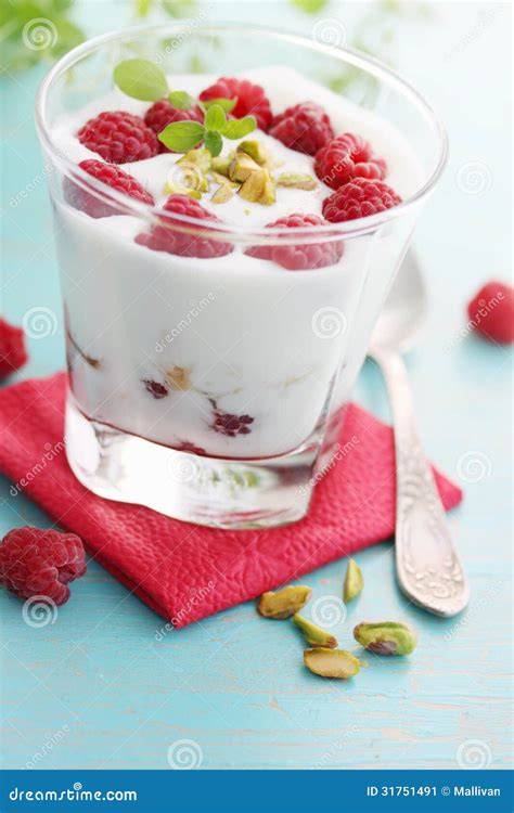 Dekorierte Gläser mit Himbeeren und Pistazien