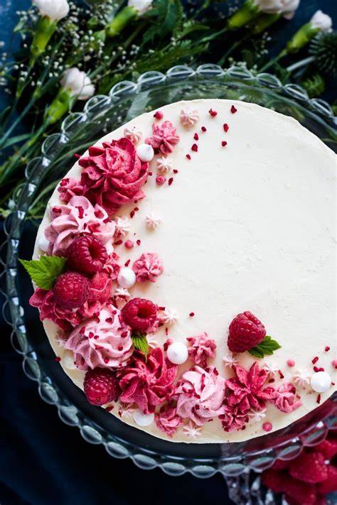 Dekorierte Himbeer-Buttercremetorte mit Ombre-Effekt