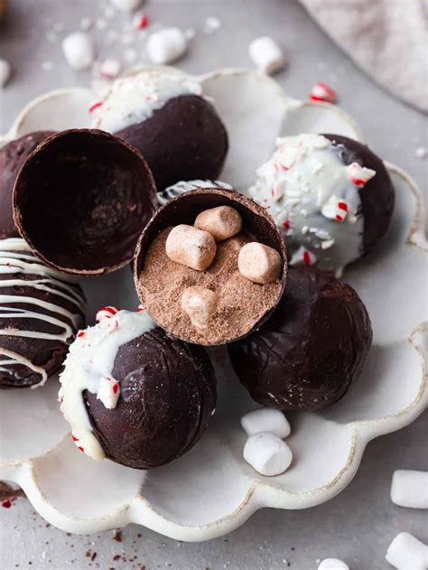 Dekorierte Hot Chocolate Bombs: Schneeflocken, Goldstaub, Rentiergeweihe