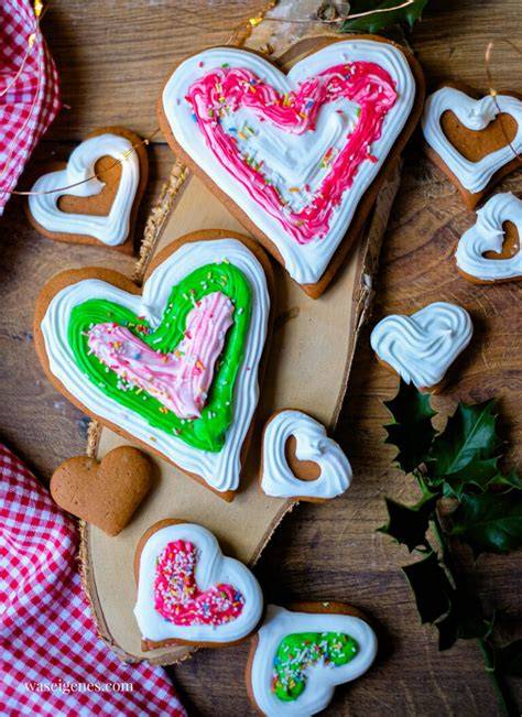 Dekorierte Lebkuchenherzen mit buntem Zuckerguss