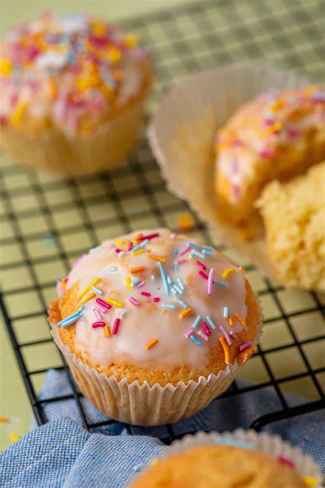 Dekorierte Lebkuchenmännchen auf Gitter, mit bunten Glasuren und Streuseln