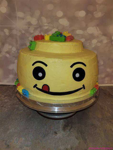 Dekorierte Lego Torte mit Fondant und Schokolinsen