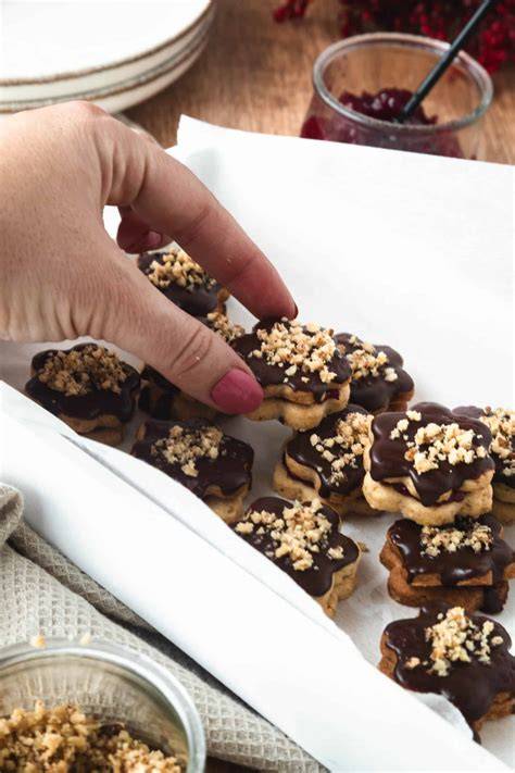 Dekorierte Nougat-Marzipan-Pralinen, Präsentation mit Pistazienstreuseln und Schokoglasur