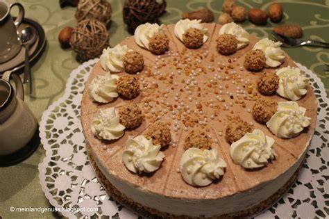Dekorierte Nougat-Torte mit Haselnusskrokant und Pralinen auf Tortenteller
