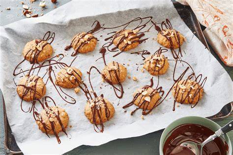 Dekorierte Nuss-Nougat-Muffins mit Schokoladenglasur