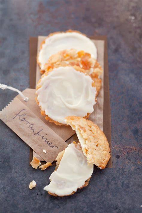 Dekorierte Oblaten‑Torte mit Florentiner und Schokoglasur