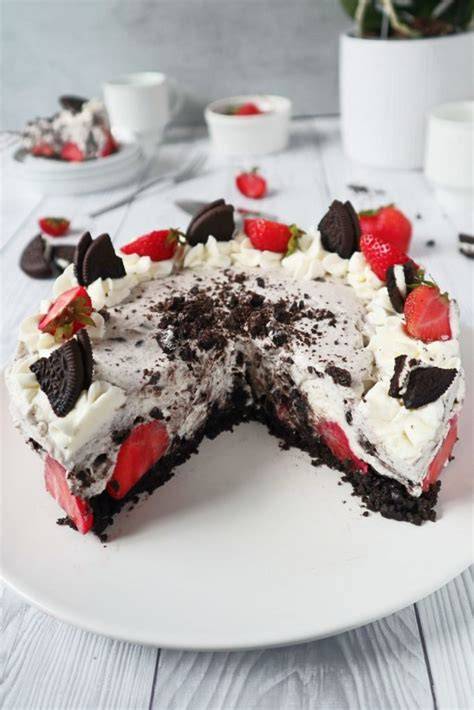 Dekorierte Oreo Torte mit Quark auf Kuchenteller