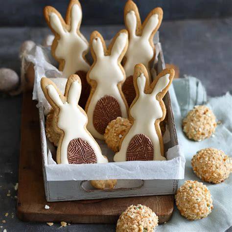 Dekorierte Osterhasen-Kekse mit Giotto-Schwänzchen