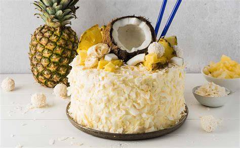 Dekorierte Pina Colada Torte mit Kokoschips