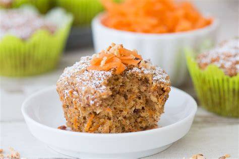 Dekorierte Rüblikuchen-Muffins und festliche Karotten-Deko