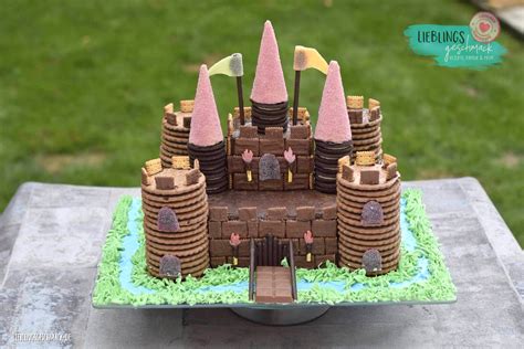 Dekorierte Ritterburg-Torte auf einem Buffet bei den Ritterspielen
