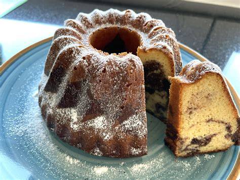 Dekorierte Schichttorte und einfacher Marmorkuchen im Vergleich