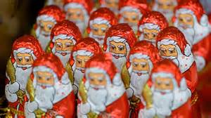 Dekorierte Schoko-Weihnachtsmänner und Schoko-Raspeln