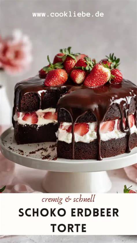 Dekorierte Schokokuss Erdbeer Torte auf einer Tortenplatte