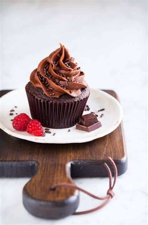 Dekorierte Schokoladen-Cupcakes mit Nougatkern