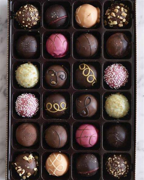 Dekorierte Schokoladenpralinen mit Blattgold und Nüssen