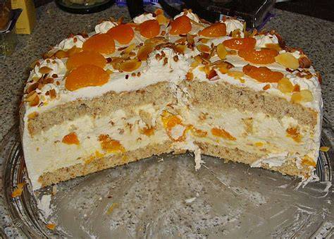 Dekorierte Spekulatius-Torte mit Mandarinen