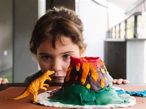 Dekorierte Tischszene mit Dinosauriern und Fossilien-Experiment