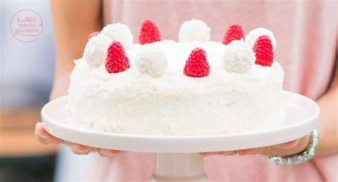 Dekorierte Torte mit Zuckerherzen, Sahnetuffs und Erdbeeren für den Prinzessinnenlook