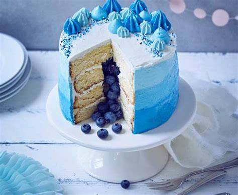 Dekorierte Vanilletorte mit Zuckerdekor
