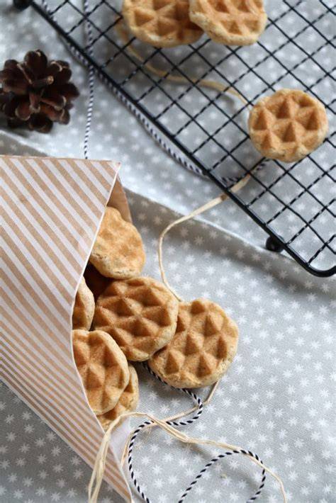 Dekorierte Waffelkekse mit Puderzucker und Schokoglasur