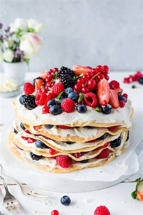 Dekorierte vegane Pfannkuchentorte mit Beeren und Minze