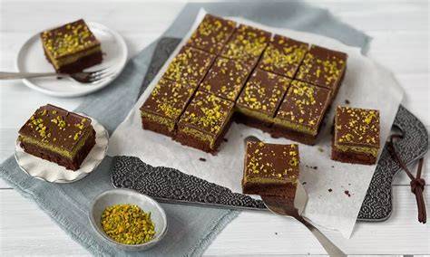 Dekorierter Brownie mit Pistazien-Kadayif Füllung