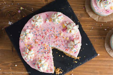 Dekorierter Einhorn Käsekuchen mit Regenbogen- und Glitzereffekt