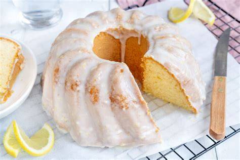Dekorierter Mineralwasserkuchen mit Glasur