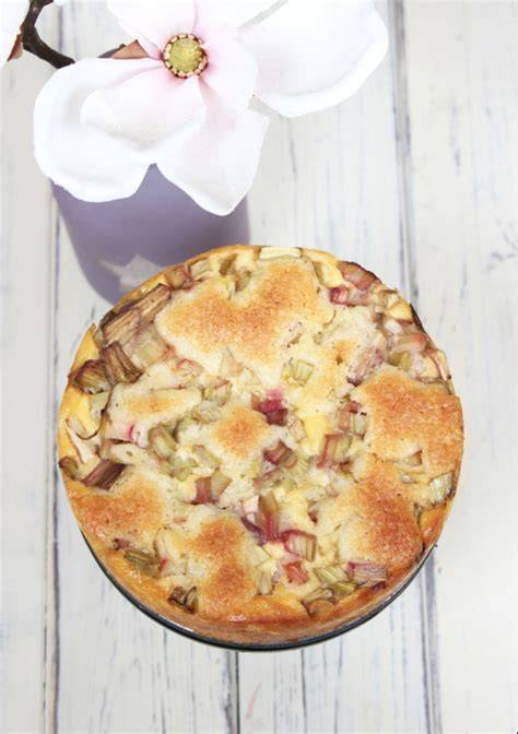 Dekorierter Rührkuchen mit frischem Rhabarber