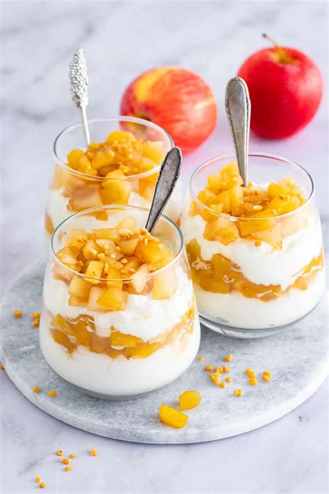 Dekoriertes Passionsfruchtdessert im Glas
