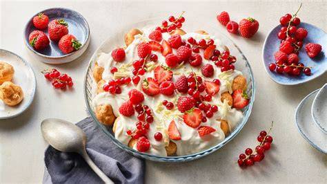 Dekoriertes Windbeutel-Dessert - Serviervorschlag für Festtage und Alltag