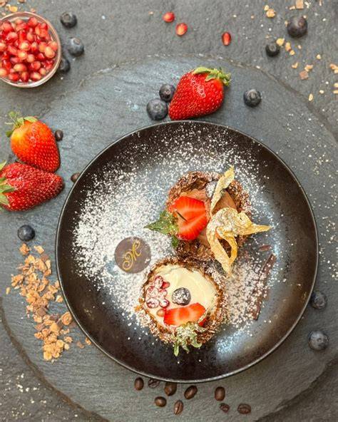 Dekorvorschläge: Beeren, Schokoröllchen, Puderzucker