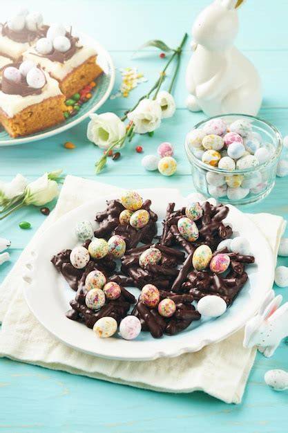 Dekotipps: Bunter Ostertisch mit Kühlschrankkuchen und Süßigkeiten
