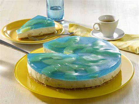 Delfin-Torte mit blauem Tortenguss und Marzipandelfinen