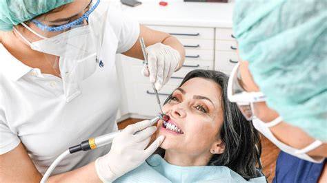 Dentalhygienikerin bei der Professionellen Zahnreinigung