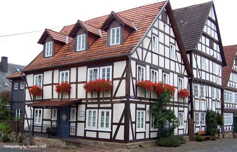 Der Goldhelm-Hof: altes Fachwerkhaus und Anbauflächen