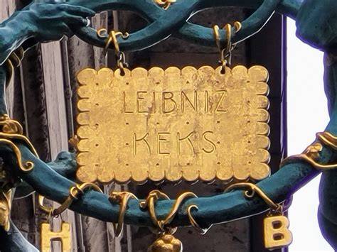 Der goldene Leibniz Keks am Bahlsen-Stammhaus in Hannover