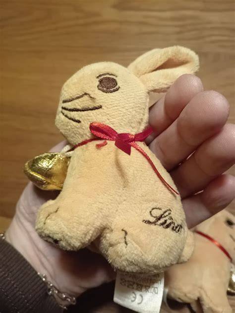Der klassische Lindt GOLDHASE mit rotem Halsband und Glöckchen