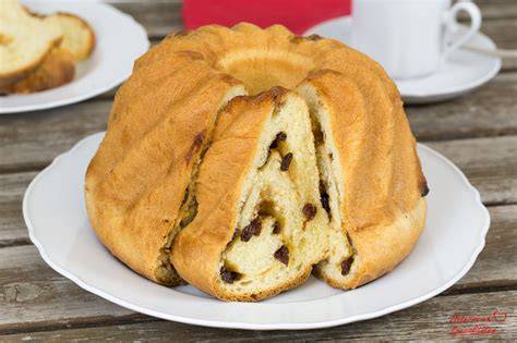 Der traditionelle Kärntner Reindling, angerichtet zum Osterfest