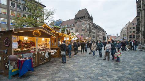 Der weltgrößte Lebkuchen 1980 vor der Lorenzkirche
