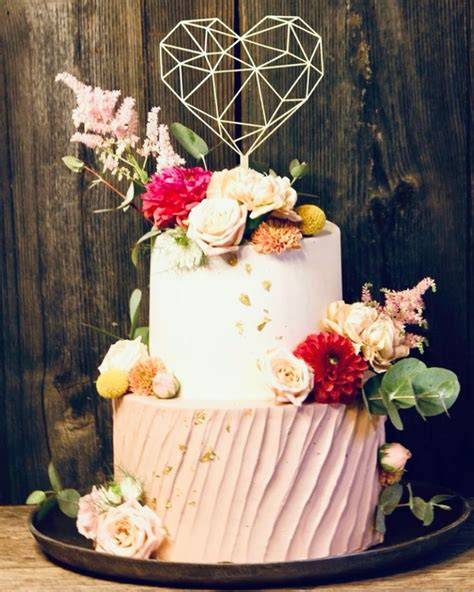 Designbeispiel Hochzeitstorte mit individuellen Dekorationen