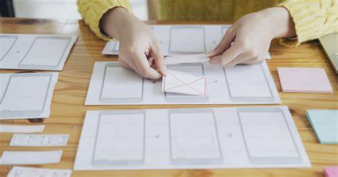 Designer arbeitet am Layout einer Schokoladenverpackung