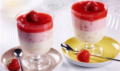 Dessert im Glas: Beerentrifle und Paradiescreme mit Erdbeersoße