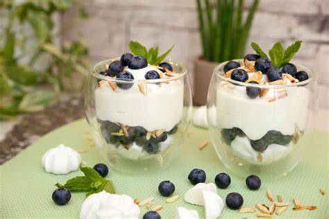 Dessert im Glas mit Heidelbeeren und Eierlikörrahm